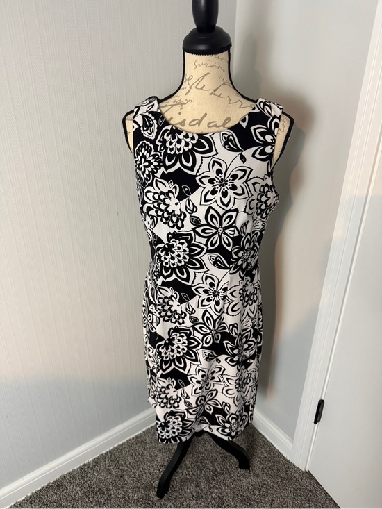 dressbarn Dresses & Skirts - Dressbarn size 10 Classic Black & White Floral Sheath Dress